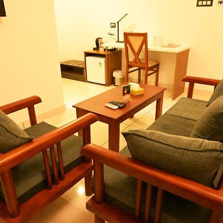 Hotel Thamburu International トリバンドラム エクステリア 写真