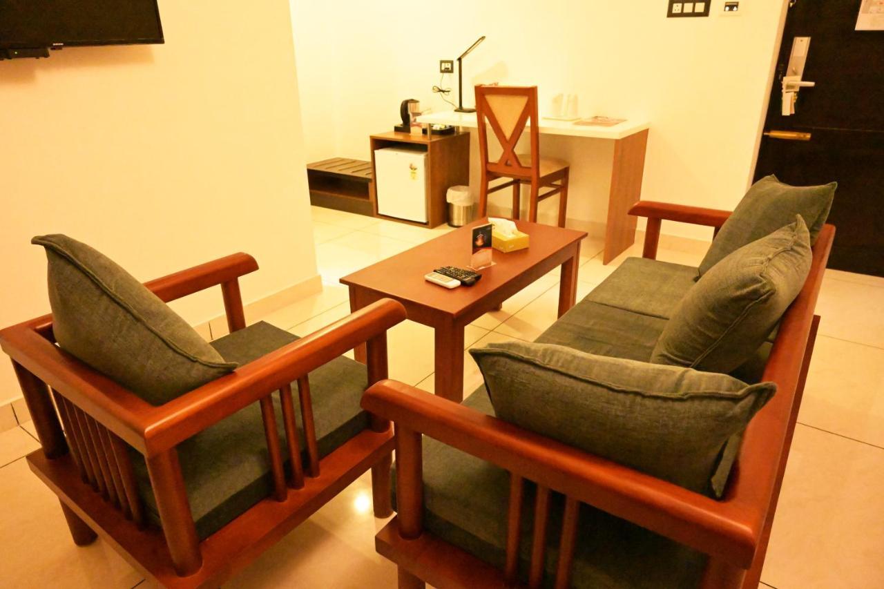 Hotel Thamburu International トリバンドラム エクステリア 写真