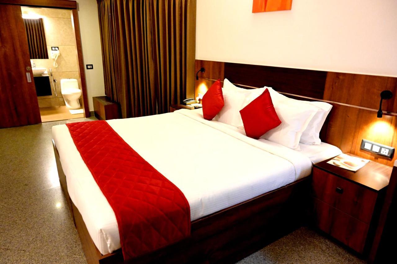 Hotel Thamburu International トリバンドラム エクステリア 写真