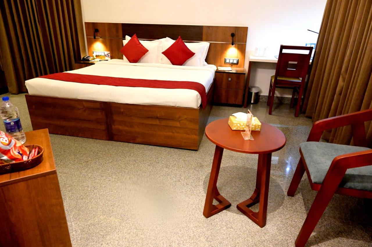 Hotel Thamburu International トリバンドラム エクステリア 写真