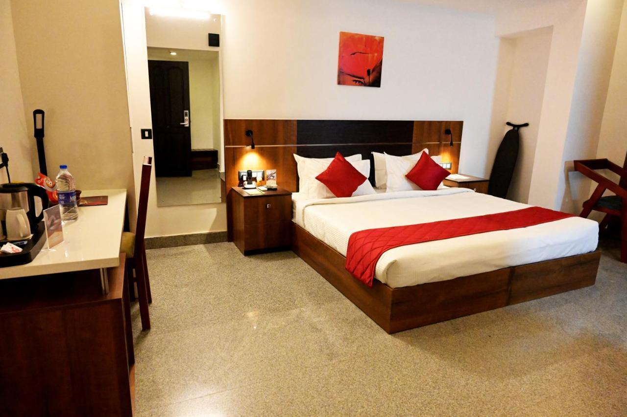 Hotel Thamburu International トリバンドラム エクステリア 写真